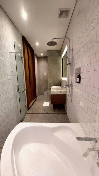 Akhila 5 - 1 Bedroom Modern Tropical At The Heart Of Seminyak (Bali)