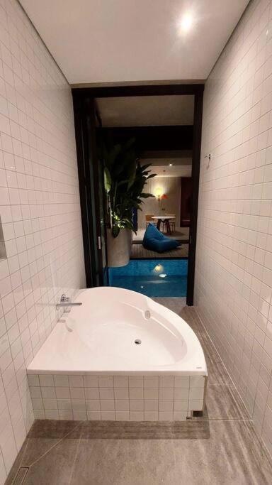 Villa Akhila 5 - 1 Bedroom Modern Tropical At The Heart Of